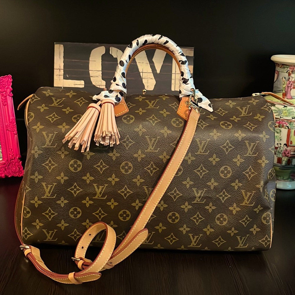 SOLD!!!Gorgeous Authentic Louis Vuitton Speedy 40 that’s in Excellent Condition!